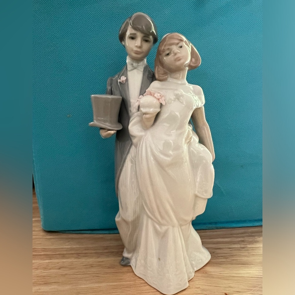 Lladro Wedding Bells Porcelain Figurine